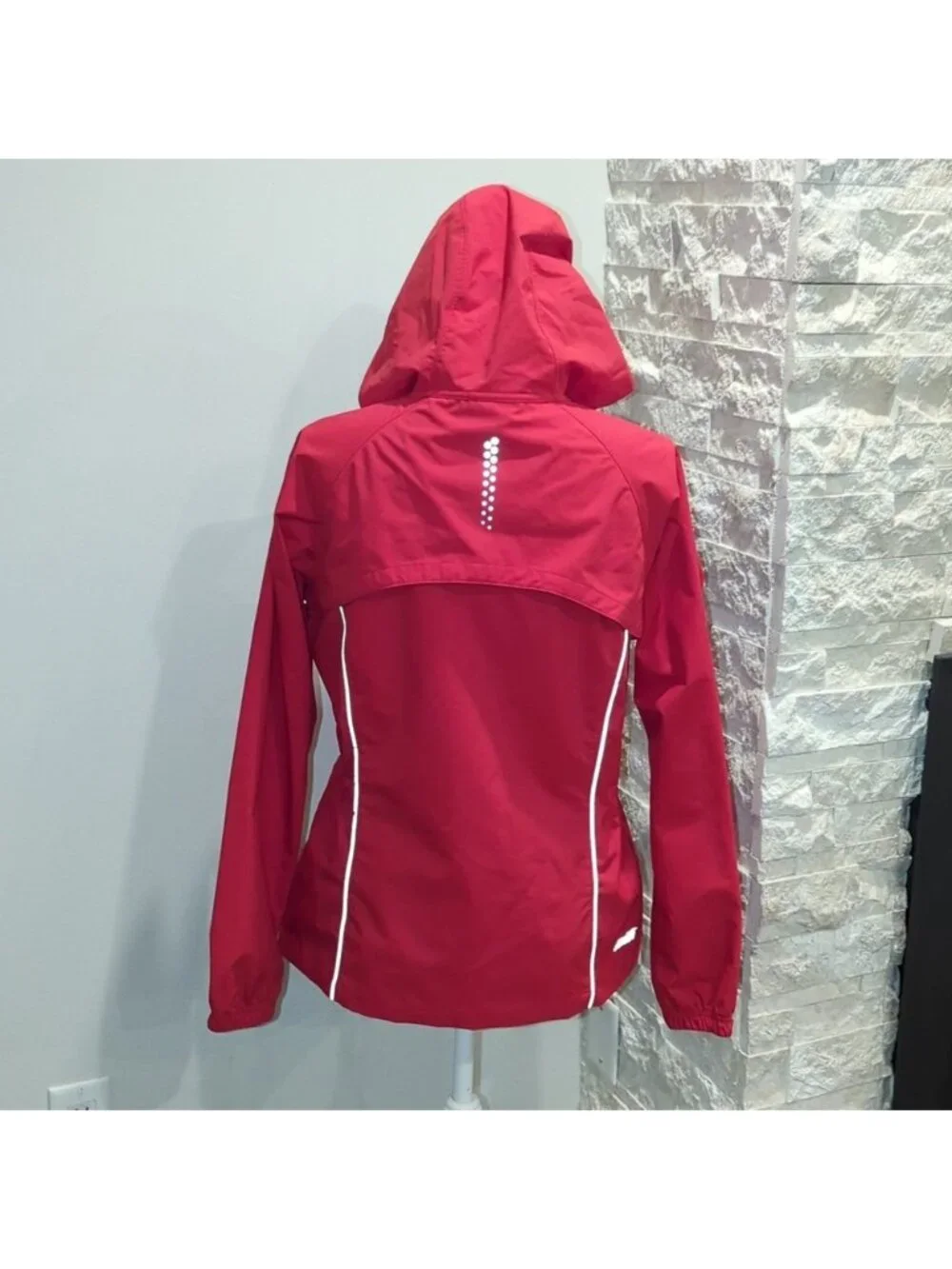 Avia red hooded running reflective waterproof windbreaker jacket like new